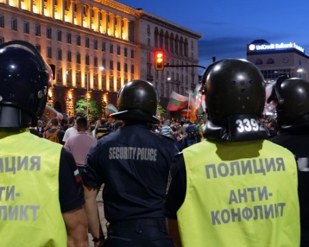 Полицията отведе мъж от протеста в София
