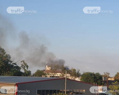 Пожар в Столипиново, кварталът е обвит от черен дим