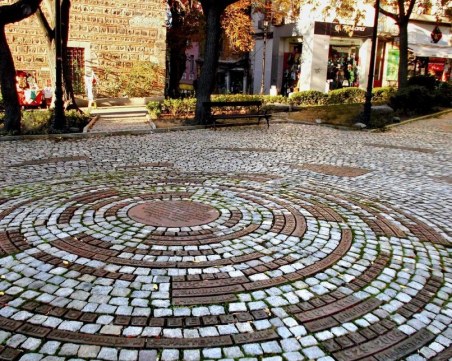 Знакови личности повеждат граждани и туристи по 