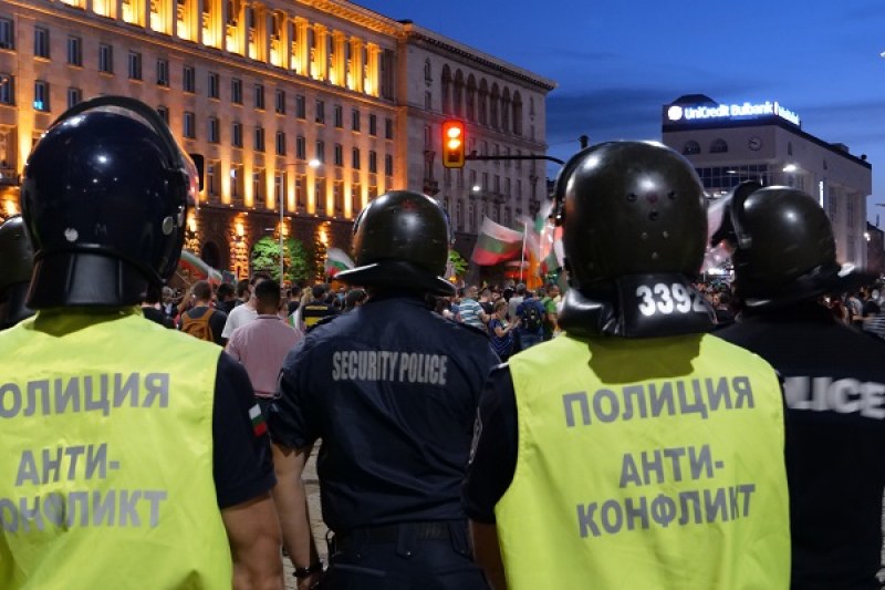 Полицията отведе мъж от протеста в София