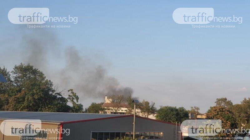 Пожар в Столипиново, кварталът е обвит от черен дим