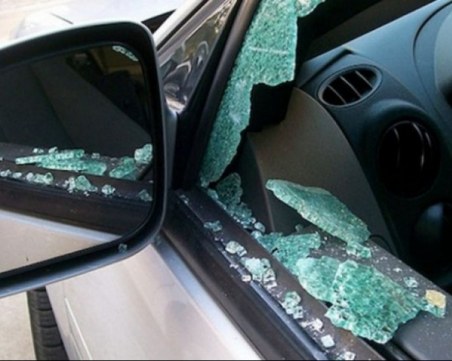 Мъж разби прозорците на няколко коли в Пловдив, хванаха го в крачка