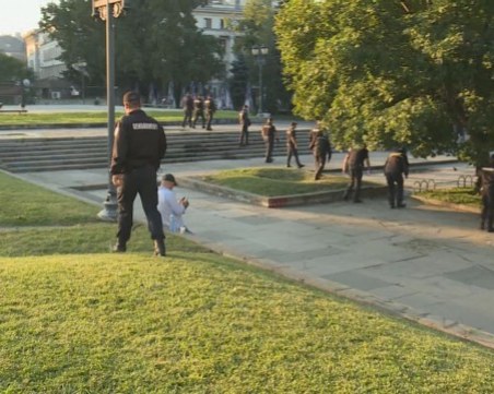 Претърсват района около протеста! Откриха нож, прашка и запалими вещества