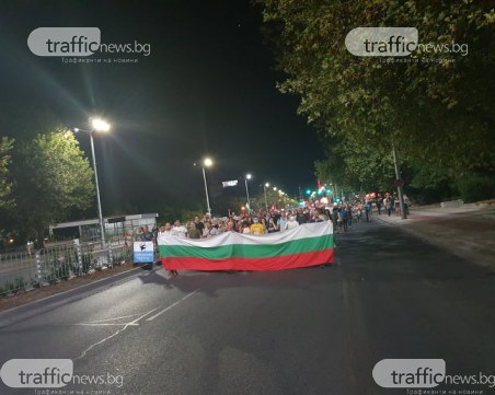 Протестиращите отново блокираха булеварда, тръгнаха към Областна управа