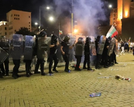 Шестима в ареста след протестите, откриха камъни и ножове в храстите