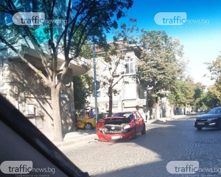 Такси и лек автомобил се удариха на кръстовище в центъра на Пловдив