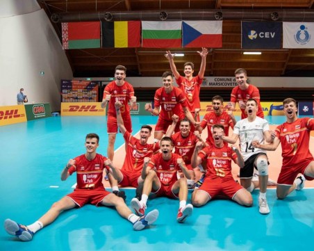 Волейболистите до 18 години сразиха домакина Италия и са много близо до медали