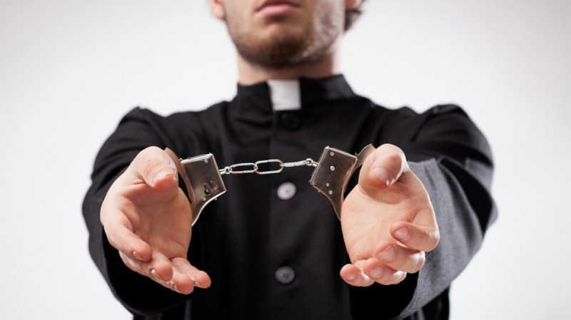 Италиански свещеник посегнал на българско момиче - арестуваха го