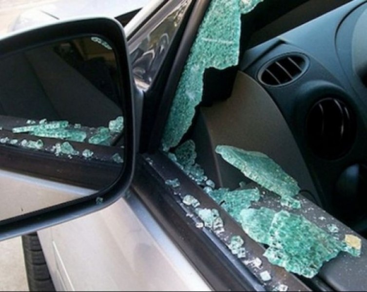 Мъж разби прозорците на няколко коли в Пловдив, хванаха го в крачка