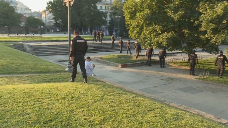 Претърсват района около протеста! Откриха нож, прашка и запалими вещества