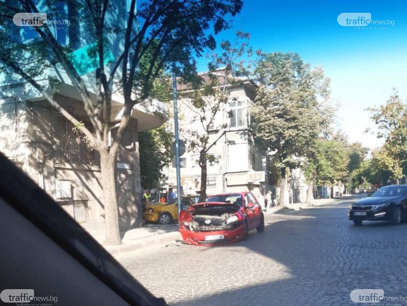 Такси и лек автомобил се удариха на кръстовище в центъра на Пловдив