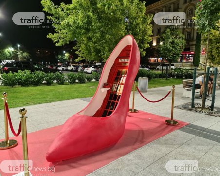 Гигантска дамска обувка заби ток на Главната