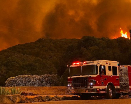 Извънредно положение в част от Калифорния, хиляди декари гора - изпепелени