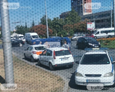 Катастрофа в Пловдив! Бус на охранителна фирма се преобърна в кръгово