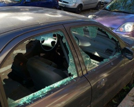 Тийнове чупят наред огледала и стъкла на автомобили, спипаха ги