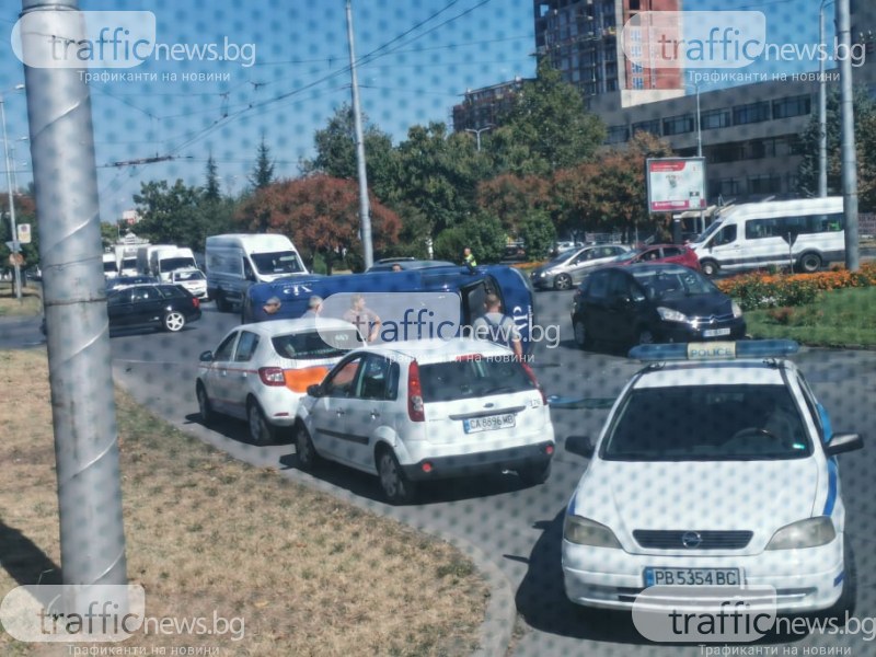 Катастрофа в Пловдив! Бус на охранителна фирма се преобърна в кръгово