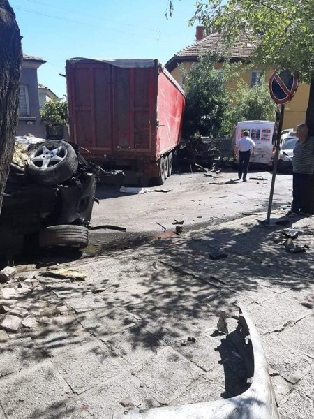 Надрусан водач на камион помля 12 коли, жена загина намясто