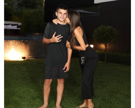 Алисия към сина си: Толкова порасна, няма и следа от малкото ми момченце