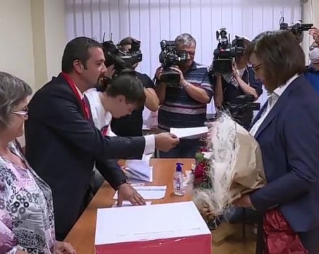 Нинова не разкри колко са избирателите в БСП, сравни политиката с маратон