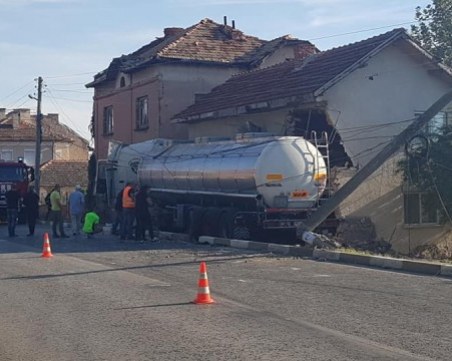 Нова трагедия! Тир помете автомобил и се вряза в къща, има загинал