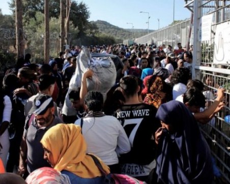 Разпръснаха с газ протестиращите пред лагера в Лесбос