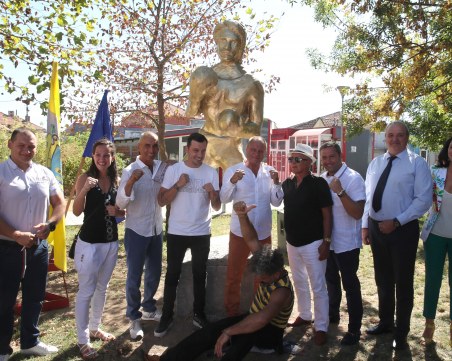 Издигнаха триметрова статуя на най-младия ни олимпийски шампион в родния му Раковски