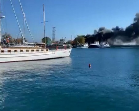 Яхта избухна в пламъци в Несебър