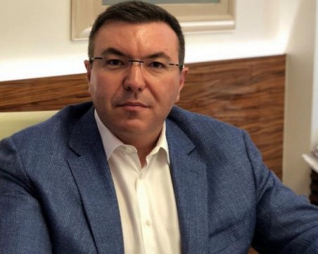 Здравният министър: Хората вярват в странни конспиративни теории, не спазват мерките
