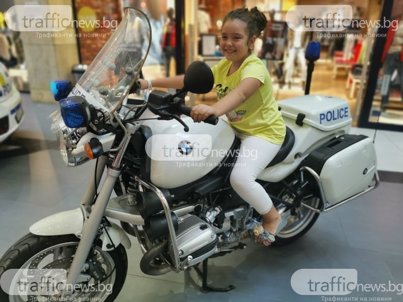 Патрулки в пловдивски мол, деца яхнаха полицейски мотори