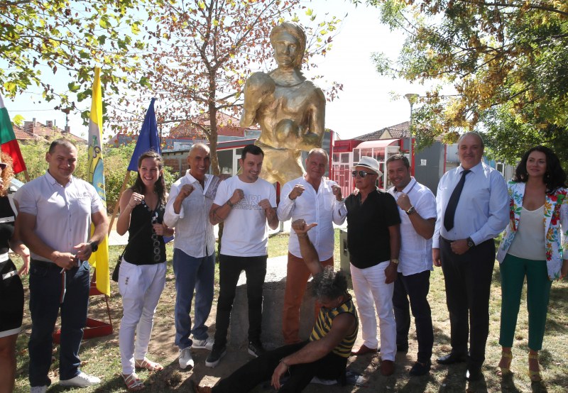 Издигнаха триметрова статуя на най-младия ни олимпийски шампион в родния му Раковски