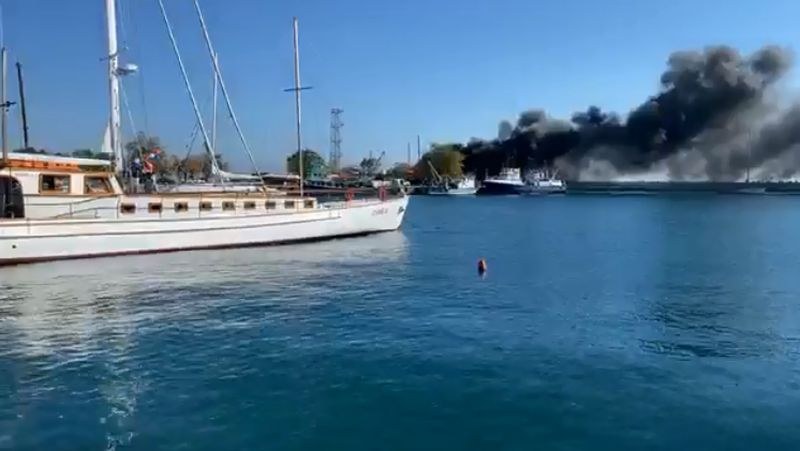 Яхта избухна в пламъци в Несебър