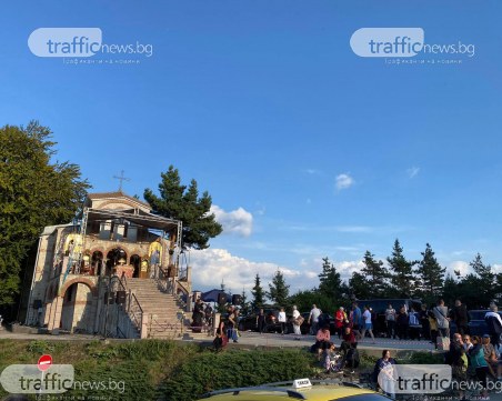 Хиляди вярващи са на Кръстова гора, ще прекарат нощта под звездите