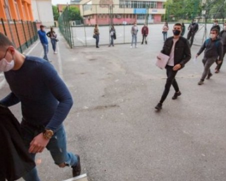 Родители на протест срещу маските в училище