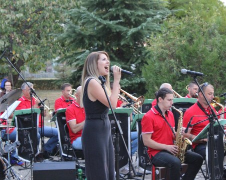 Биг Бенд Пловдив събра стотици в пловдивски парк