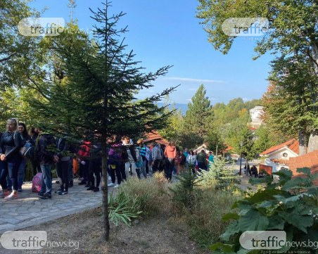Десетки хора продължават да се стичат на Кръстова гора