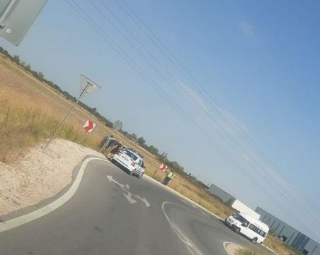 Кола се обърна на Асеновградско, полиция е на мястото