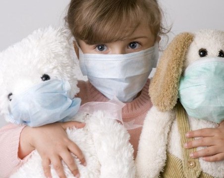 Лекар: Децата трябва да носят маски, това е начинът да ги предпазим