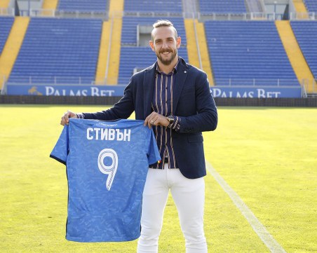 Левски взе бившия нападател на Ботев Стивън Петков