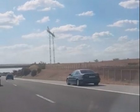 Нагло и опасно! БМВ фучи в аварийната лента на АМ Тракия, изпреварва наред