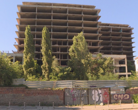 Събарят строежа в двора на Александровска, строят нова сграда