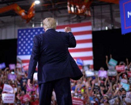 Тръмп наруши противоепидемичните мерки, събра хиляди на закрито