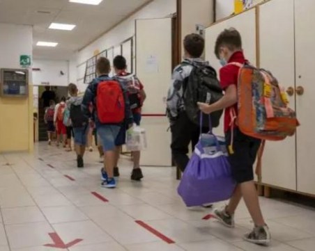 Училищните камбани в Италия бият за първи път от шест месеца насам