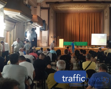 Започна срещата на феновете на Ботев във Военния клуб
