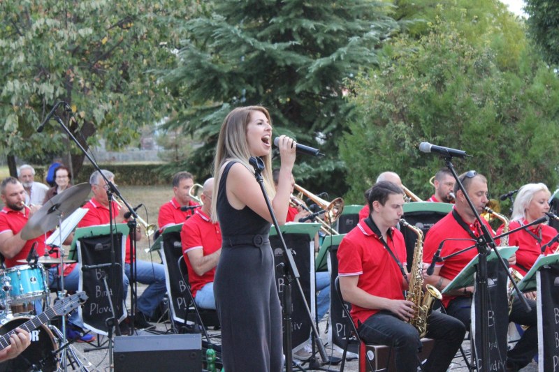 Биг Бенд Пловдив събра стотици в пловдивски парк