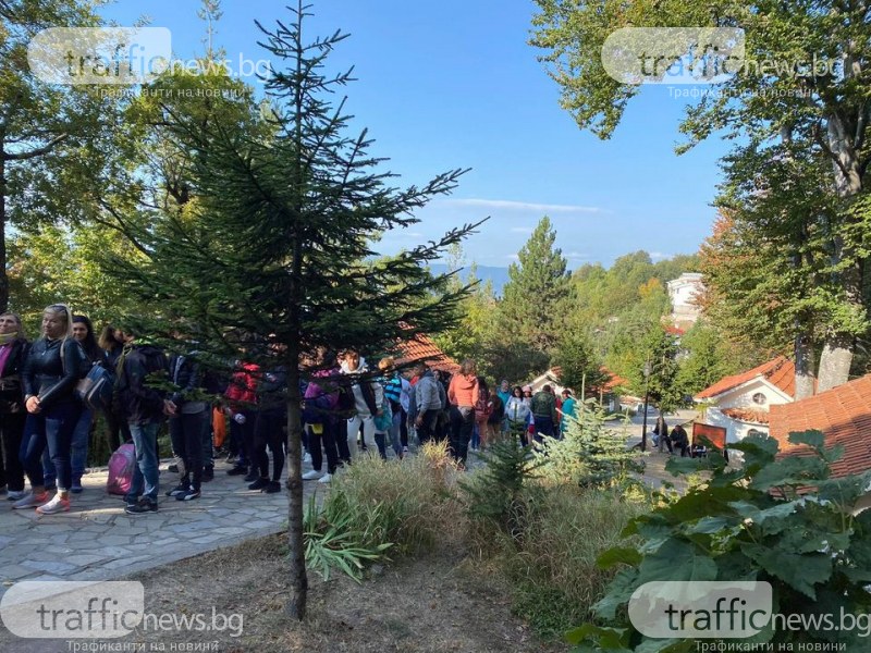 Десетки хора продължават да се стичат на Кръстова гора