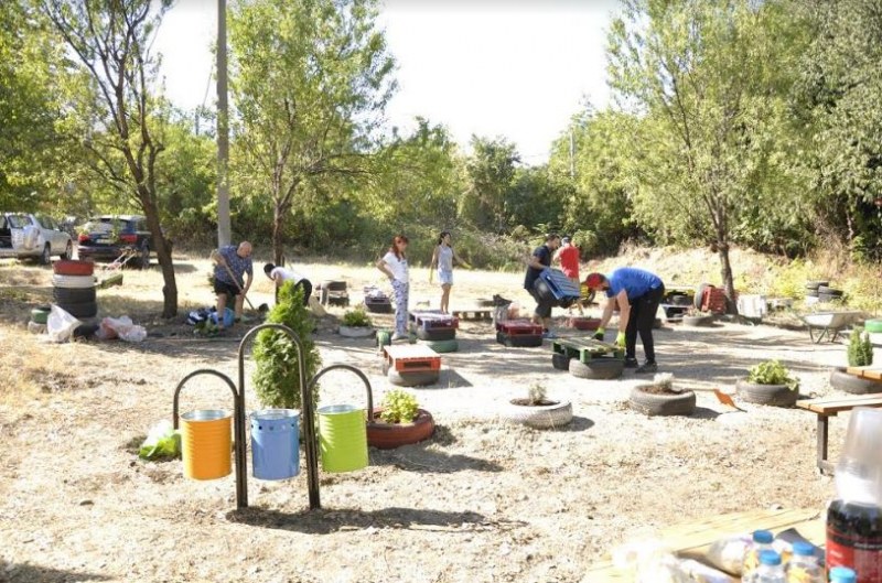 Доброволци обновиха парка в село Марково