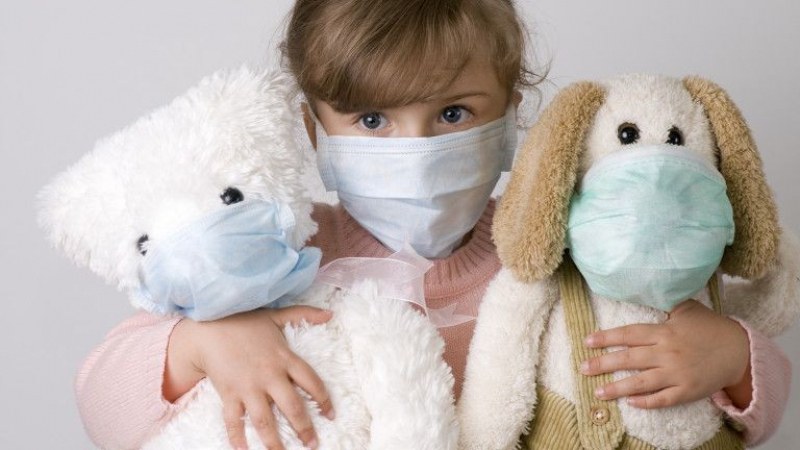 Лекар: Децата трябва да носят маски, това е начинът да ги предпазим