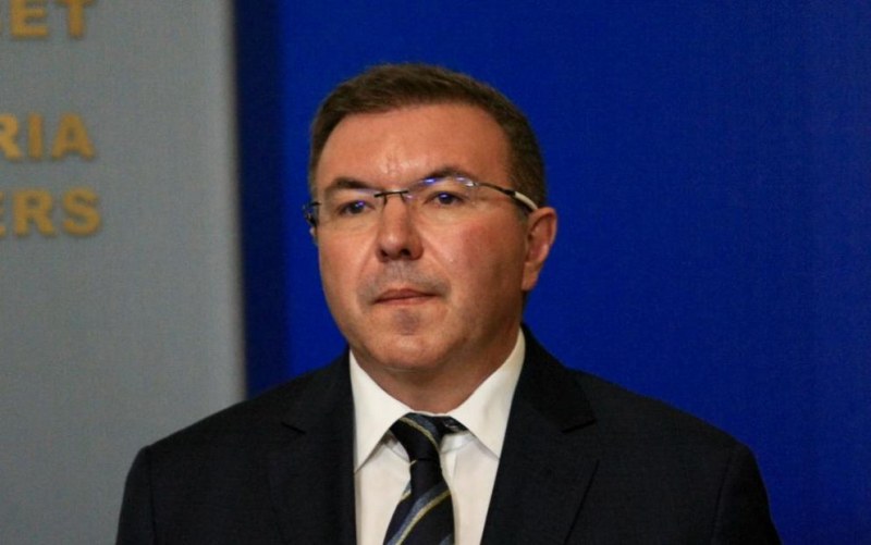 Министър Ангелов отговори на уволнения шеф на 