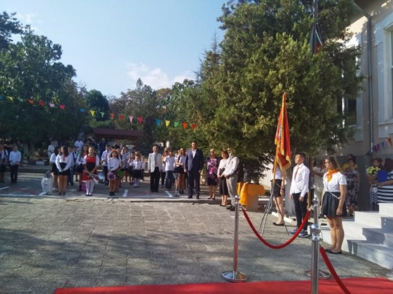 177 първокласници с послание за първия учебен ден от кмета на община 