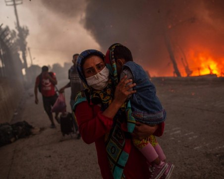 Гръцката полиция задържа 5 души за палежите в лагера в Лесбос